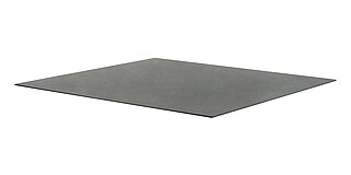 eine sehr dünne, schwarze, quadratische Platte aus Nitrilkautschuk für Gleitschutz unter Maschinen, mit glatter Oberfläche, freigestellt auf weißem Hintergrund