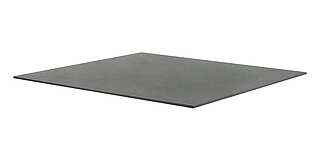eine dünne, schwarze, quadratische Platte aus Nitrilkautschuk für Gleitschutz unter Maschinen, mit glatter Oberfläche, freigestellt auf weißem Hintergrund
